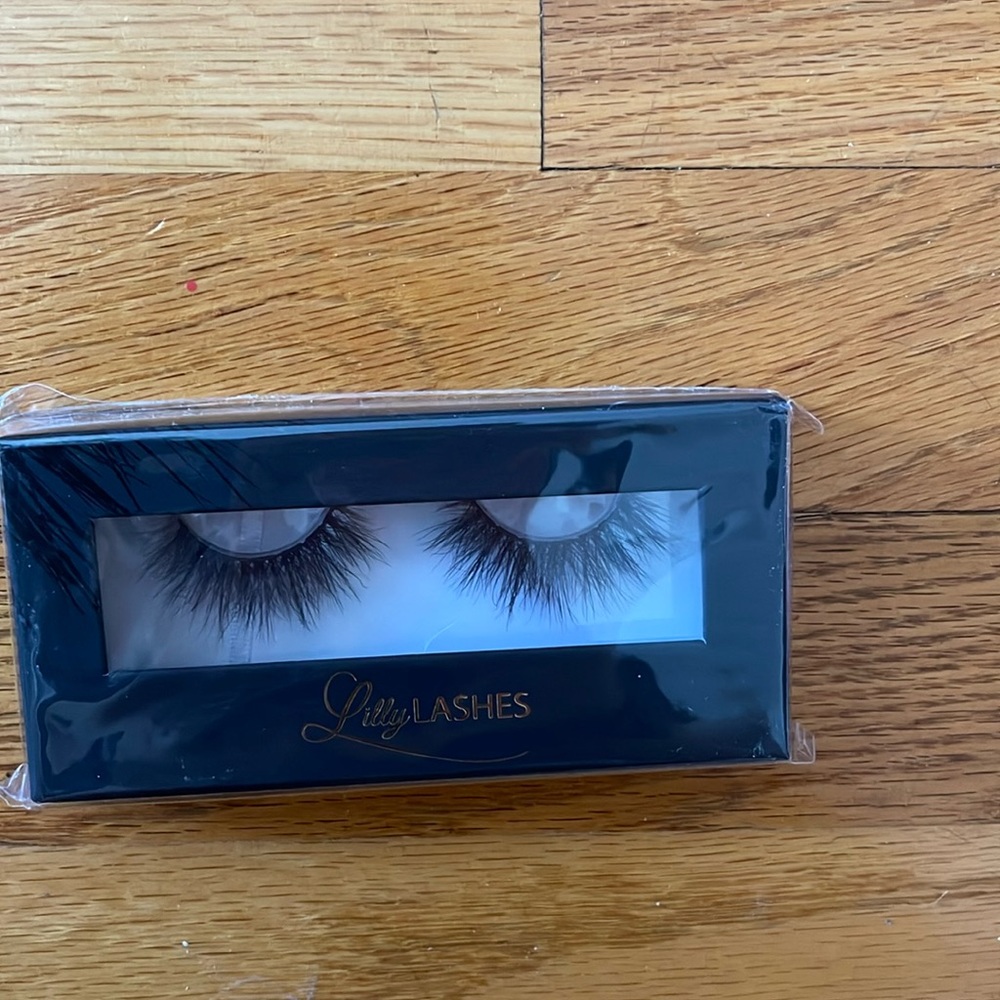 Iilly lashes in Lyla